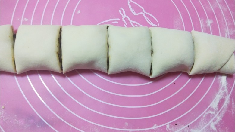 梅干菜烧饼,在切成小段。