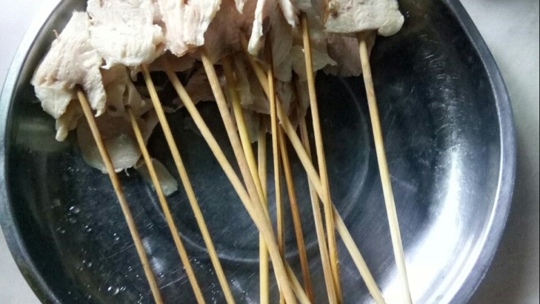 冬至美食   藤椒钵钵鸡,将鸡肉片用竹签穿好。
