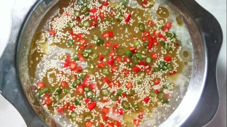 冬至美食   藤椒钵钵鸡,撒入小米辣。