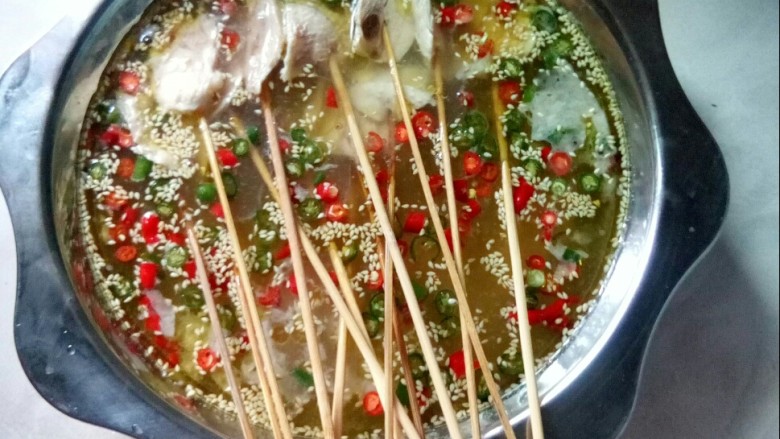 冬至美食   藤椒钵钵鸡,放入穿串的鸡片。