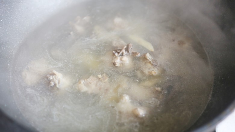 冬至美食 营养滋补的山药炖鸡汤,加两大碗水煮开捞出浮沫。