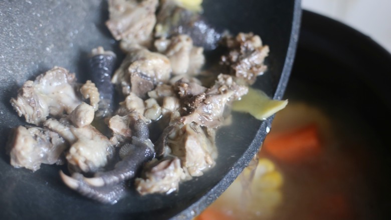 冬至美食 营养滋补的山药炖鸡汤,鸡肉连同姜片一起放入砂锅中。