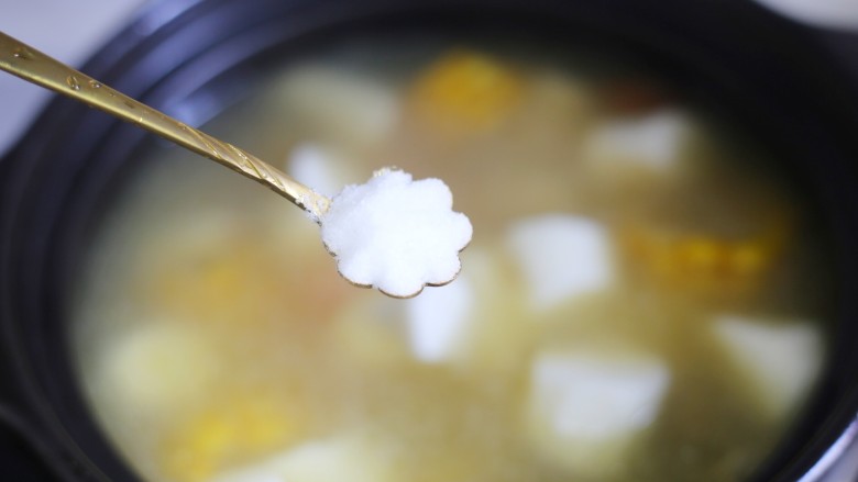 冬至美食 营养滋补的山药炖鸡汤,出锅前加一勺盐炖5分钟。