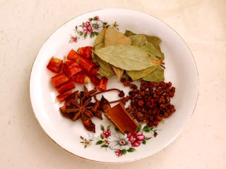 冬至美食    简单易做的家常红烧排骨,准备干调：香叶，花椒粒，桂皮，八角，干红辣椒段