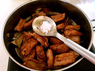冬至美食    简单易做的家常红烧排骨,加入白糖，翻炒均匀