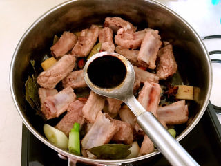 冬至美食    简单易做的家常红烧排骨,加入老抽，翻炒2分钟