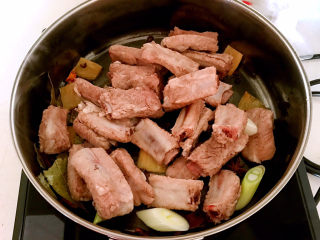 冬至美食    简单易做的家常红烧排骨,加入焯好的排骨