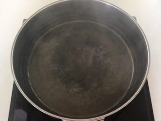 冬至美食    简单易做的家常红烧排骨,锅里加入冷水