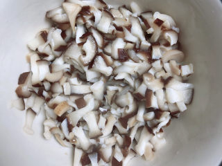 冬至美食 喜庆四喜蒸饺,香菇丁挤出水分，放凉待用。