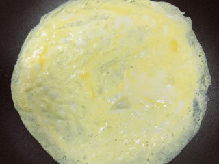 冬至美食 喜庆四喜蒸饺,锅中放入少量油，放入鸡蛋摊成很薄的饼状。