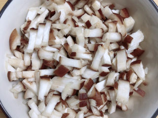 冬至美食 喜庆四喜蒸饺,先将香菇切成丁。