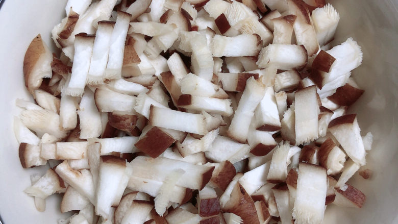 冬至美食 喜庆四喜蒸饺,先将香菇切成丁。