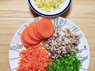 冬至美食 喜庆四喜蒸饺,将食材都切成小丁儿，胡萝卜切成12个薄片。