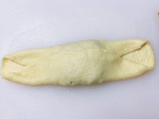 冬至美食 新疆烤包子,将两侧面盖住肉馅儿。