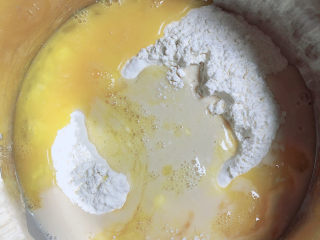冬至美食 新疆烤包子,首先先和面。将鸡蛋、面粉、酵母放入到大碗中，揉成面团。发酵40分钟。