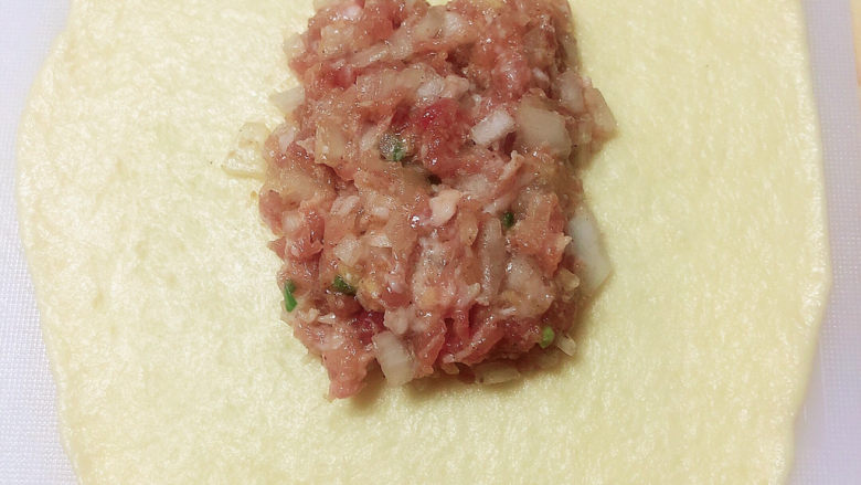 冬至美食 新疆烤包子,放入肉馅在中间部位。