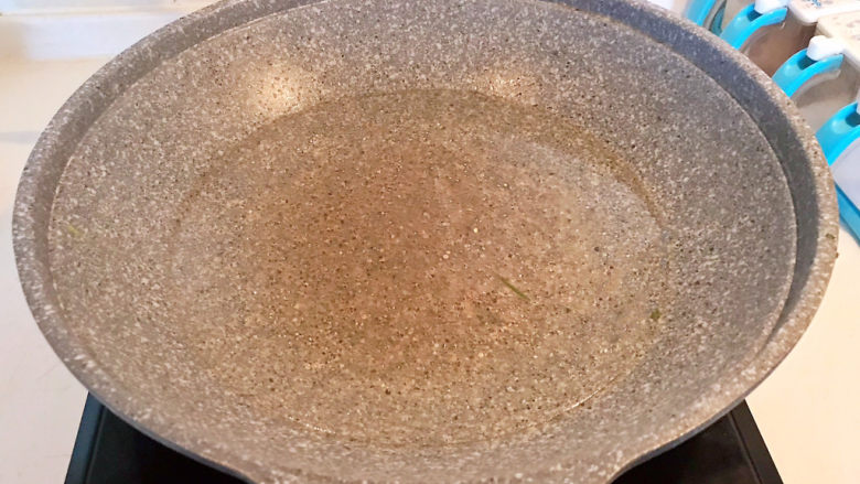 炒猫耳朵,锅里加入冷水