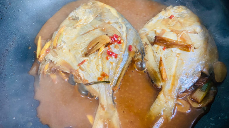 冬至美食+小龙虾酱烧鲳鱼,中途再翻面一次焖煮至汤汁浓稠
