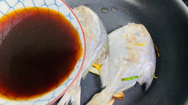 冬至美食+小龙虾酱烧鲳鱼,倒入酱汁