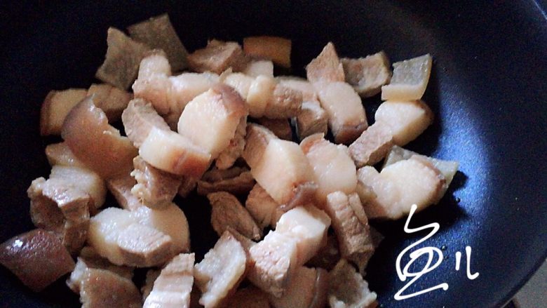 腊汁肉夹馍,焯水后的肉块清洗干净，放入油锅中
