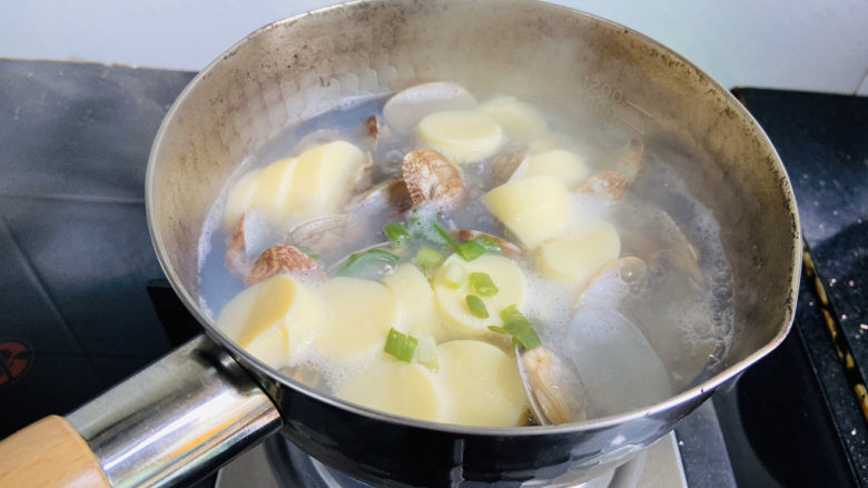 花蛤豆腐汤,中火烧两分钟即可撒入葱花
