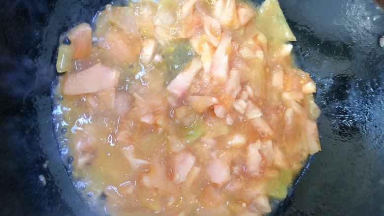 番茄金针菇龙利鱼,热锅冷油倒入西红柿丁