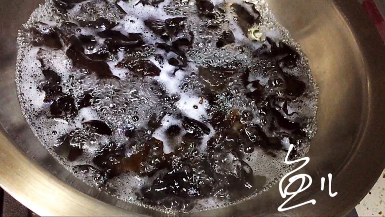 冬至美食 胡萝卜鸡蛋炒木耳,木耳放入开水锅中，煮1分钟捞出沥干水分
