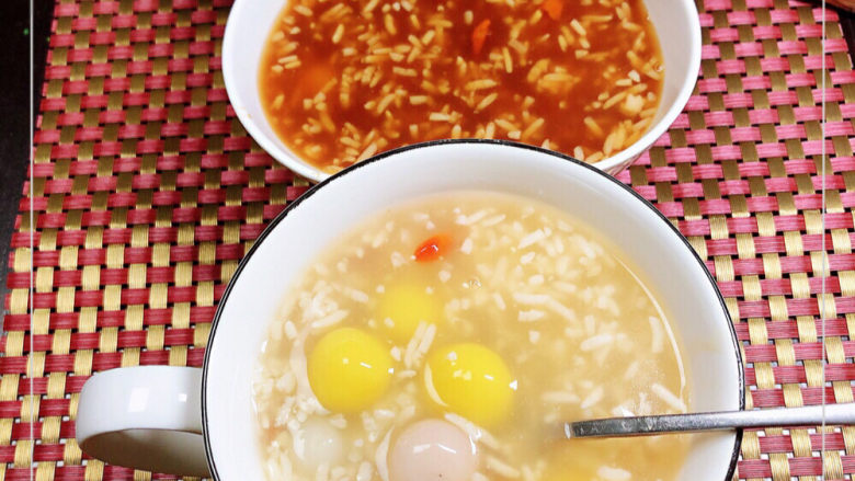 冬至美食 酒酿红糖银耳汤圆,将煮好的汤圆盛入碗中，一种原味、一种红糖味道，都非常好吃！