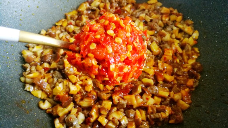 冬至美食 香菇肉酱,加入4勺剁辣椒。