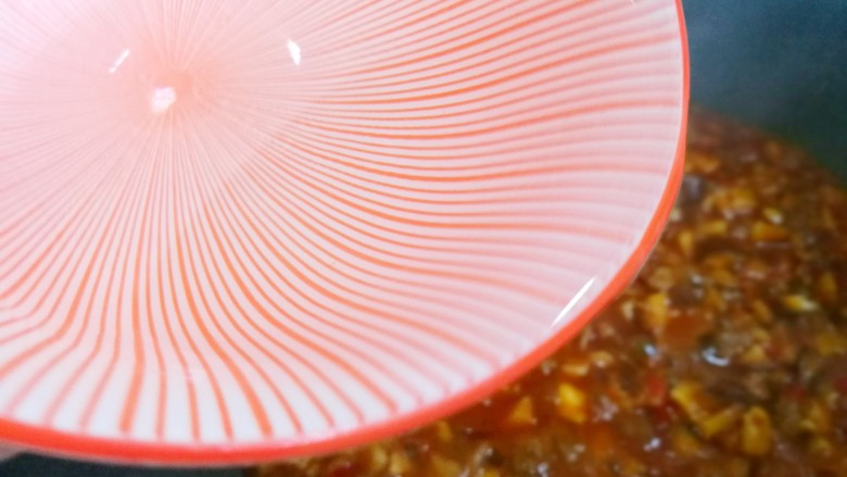 冬至美食 香菇肉酱,加300ml水。