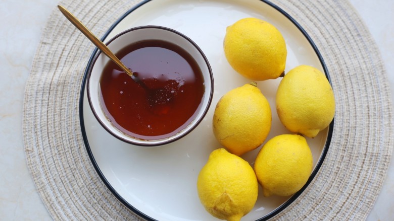 冬至美食 柠檬蜂蜜水,准备好所有食材。