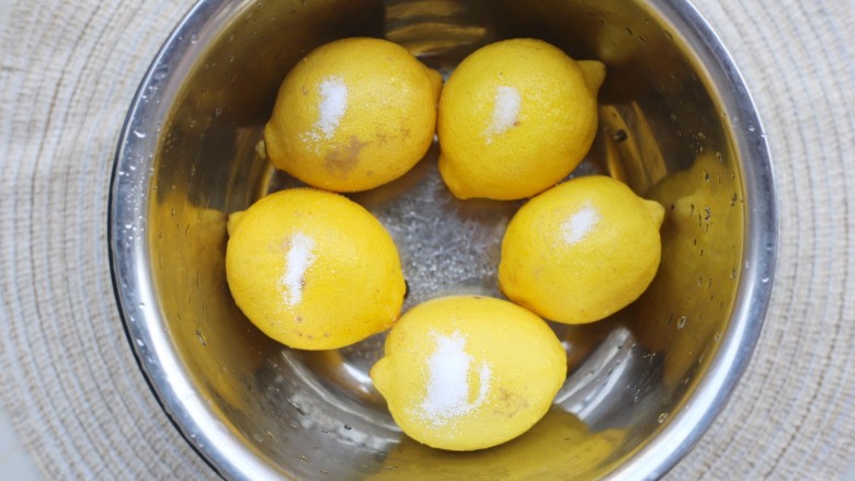 冬至美食 柠檬蜂蜜水,将🍋清洗干净后，加盐搓一下去掉表面的蜡。