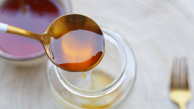 冬至美食 柠檬蜂蜜水,在提前准备好的无水无油的玻璃容器里倒入一层<a style='color:red;display:inline-block;' href='/shicai/ 865'>蜂蜜</a>。