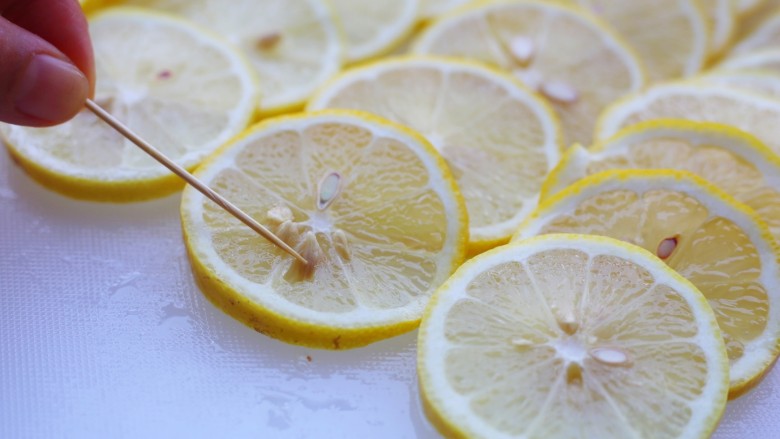 冬至美食 柠檬蜂蜜水,然后用牙签剔除掉🍋籽。