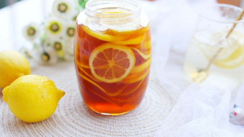 冬至美食 柠檬蜂蜜水,盖上盖子密封好，冷藏三天就可以泡水喝啦。