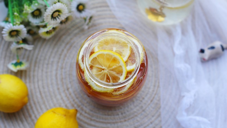 冬至美食 柠檬蜂蜜水,直到柠檬放完，最后再铺一层蜂蜜。