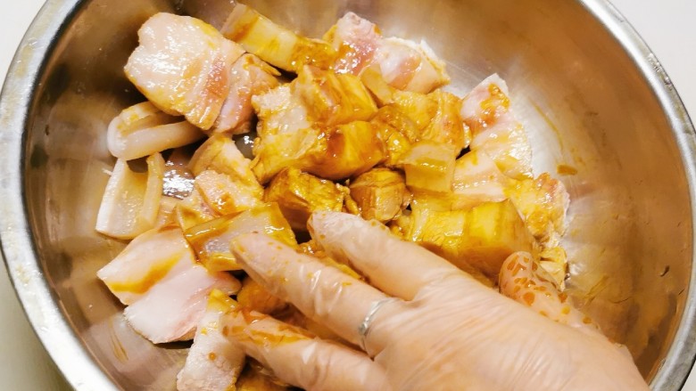 冬至美食 红烧肉卤蛋,带上手套抓拌均匀 静置腌制半个小时