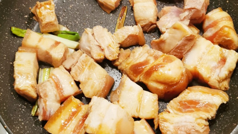 冬至美食 红烧肉卤蛋,把腌好的肉块平铺码放到锅中 煎制