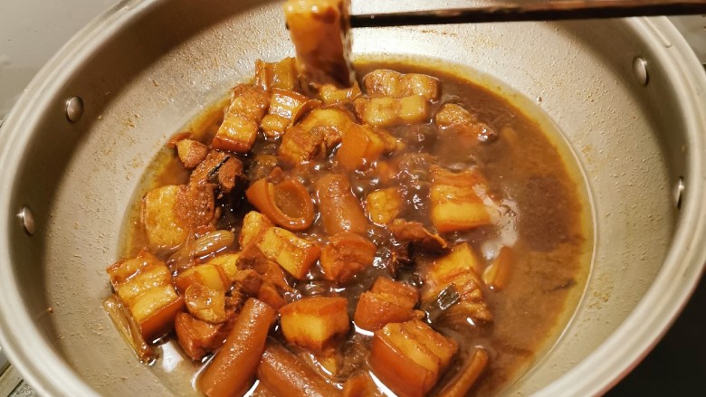 冬至美食 红烧肉卤蛋,用筷子试一试  轻松将肉块扎透  表明肉块已经成熟