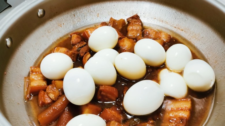 冬至美食 红烧肉卤蛋,放入煮好的鸡蛋 一起卤制几分钟 鸡蛋上色即可关火
