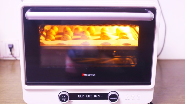 冬至美食  黑芝麻麻薯包,推入预热好的烤箱，180度烤25分钟即可。