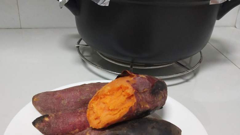 砂锅版烤红薯,把红薯放入锅内锡纸上。