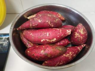砂锅版烤红薯,焦香流蜜的砂锅烤红薯就好了，开吃吧。

