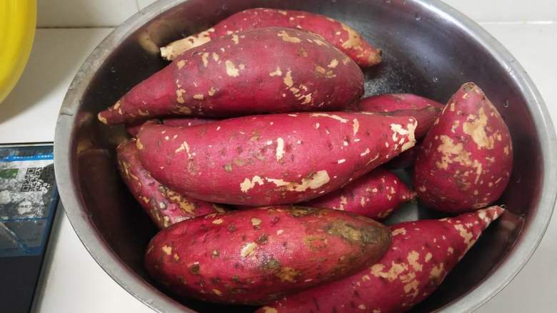 砂锅版烤红薯,焦香流蜜的砂锅烤红薯就好了，开吃吧。
