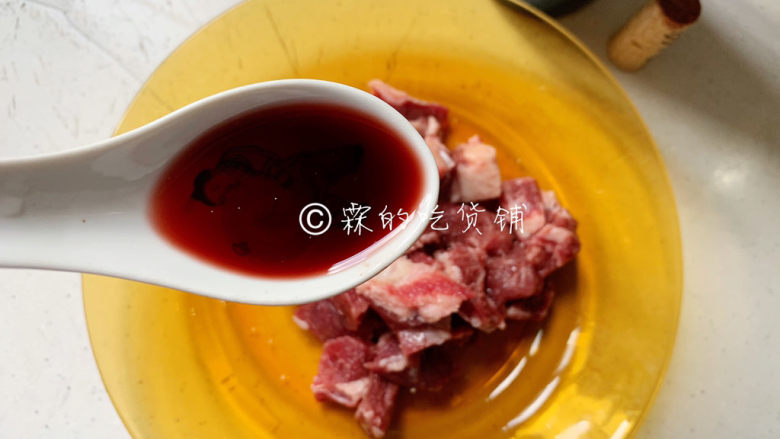 冬至美食 嫩牛五方,随后，用盐和<a style='color:red;display:inline-block;' href='/shicai/ 13418'>红酒</a>稍微腌制一会。