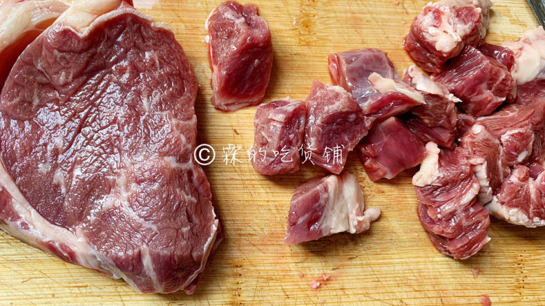冬至美食 嫩牛五方,牛肉切成2厘米左右的方块。
