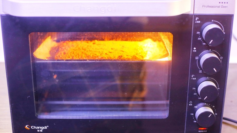 冬至美食 南瓜燕麦块,推入预热好的烤箱，上下火中层180℃，烤30分钟。