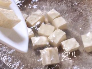 冬至美食 菠菜豆腐汤,锅中烧开水，放入豆腐块煮1分钟捞出