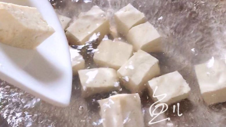 冬至美食 菠菜豆腐汤,锅中烧开水，放入豆腐块煮1分钟捞出