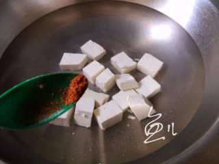 冬至美食 菠菜豆腐汤,放入五香粉